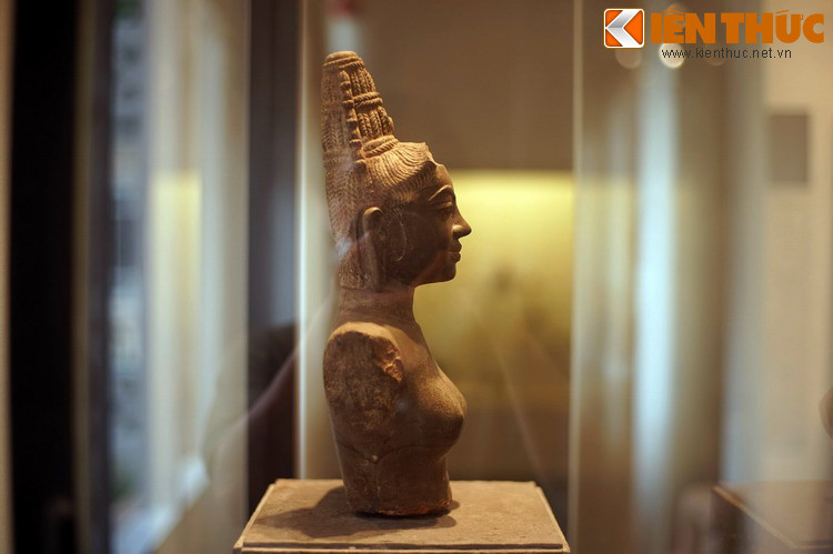 Theo các nhà nghiên cứu, đây là một bức tượng chân dung Chăm Pa được tạo tác sống động hiếm có, mang đậm nét nhân chủng học bản địa.