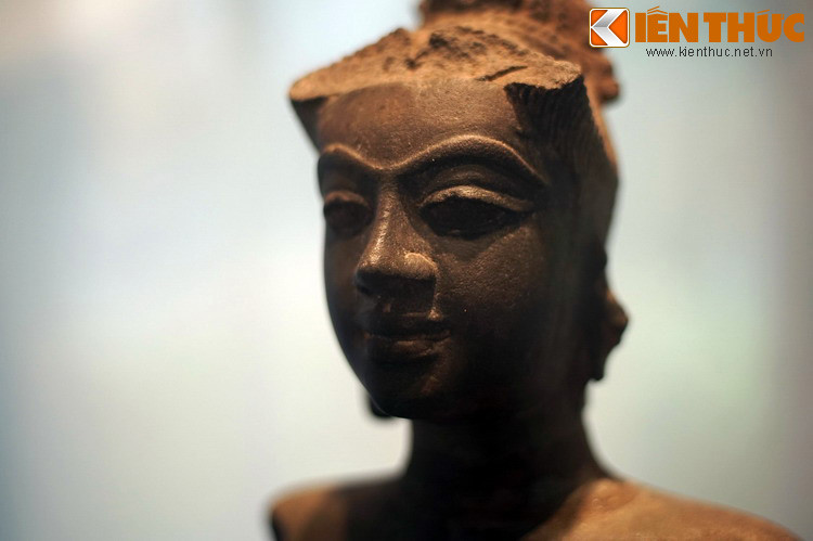 Vẻ đẹp của vị nữ thần được thể hiện qua khuôn mặt hài hòa, chân mày cong nối liền nhau, đôi mắt to, mi mắt dài, sống mũi thẳng, miệng hơi mỉm cười.