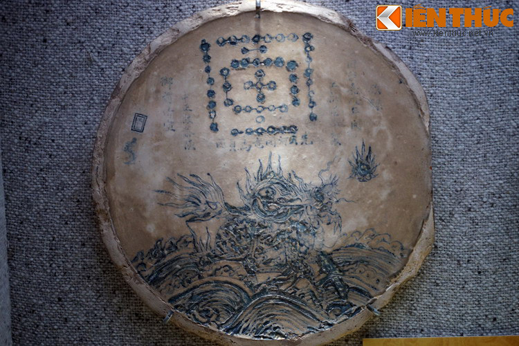 Khay gốm hoa lam vẽ hình Long mã cõng Hà đồ thời Nguyễn, niên hiệu Gia Long (1802 – 1920). Long mã thường được thể hiện chạy trên sóng nước (lấy từ tích Vua Vũ trị thủy). Hình long mã trong tư thế chạy là biểu hiện cho vũ trụ vận động