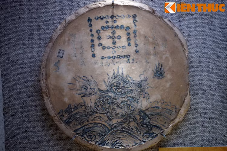 Khay gốm hoa lam vẽ hình Long mã cõng Hà đồ thời Nguyễn, niên hiệu Gia Long (1802 – 1920). Long mã thường được thể hiện chạy trên sóng nước (lấy từ tích Vua Vũ trị thủy). Hình long mã trong tư thế chạy là biểu hiện cho vũ trụ vận động