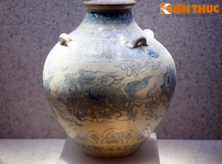 Hình kỳ lân móng rồng trên hũ gốm hoa lam thời Lê Sơ, thế kỷ 15. Hiện vật trong tàu cổ Cù Lao Chàm, Hội An, Quảng Nam. Theo quan niệm của người xưa, kỳ lân là biểu tượng cho lòng nhân từ. Giai thoại dân gian kể lại rằng, mỗi khi kỳ lân xuất hiện là điềm báo có thánh nhân, minh quân ra đời.