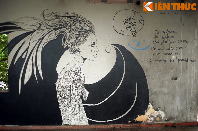 Các bức tường trống trải trở thành không gian để các nghệ sĩ đường phố trổ tài vẽ tranh graffiti. Trong khi, tương lai của nhà ga thủy phi cơ hồ Tây cho đến nay vẫn chưa rõ ràng.