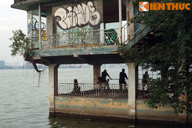 Gần đây, khi dư luận xôn xao với việc cổ phần hóa Hãng Phim truyện Việt Nam, nhà ga thủy phi cơ cũ lại được nhắc đến như một tài sản của hãng phim. Lúc này nó đã bị bỏ hoang và xuống cấp nặng nề. Công trình biểu tượng cho giới thượng lưu ở Hà Nội một thời giờ đây chỉ còn là một khối bê tông trống rỗng. Ít ai hình dung được đây từng là nơi những chiếc máy bay lướt trên mặt nước trước khi tung cánh trên bầu trời Hà Nội.