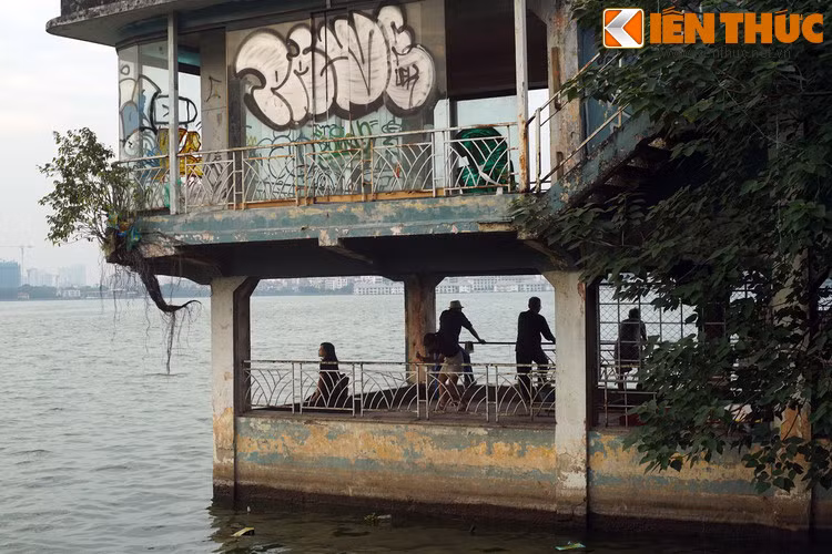 Gần đây, khi dư luận xôn xao với việc cổ phần hóa Hãng Phim truyện Việt Nam, nhà ga thủy phi cơ cũ lại được nhắc đến như một tài sản của hãng phim. Lúc này nó đã bị bỏ hoang và xuống cấp nặng nề. Công trình biểu tượng cho giới thượng lưu ở Hà Nội một thời giờ đây chỉ còn là một khối bê tông trống rỗng. Ít ai hình dung được đây từng là nơi những chiếc máy bay lướt trên mặt nước trước khi tung cánh trên bầu trời Hà Nội.