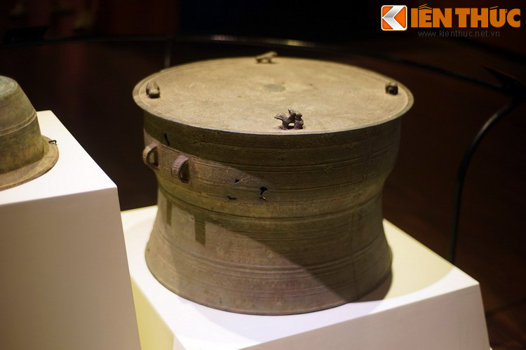 Một chiếc trống đồng loại Heger II được trưng bày tại Bảo tàng Lịch sử TP HCM. Loại trống này thường được tìm thấy trong những ngôi mộ Mường cổ ở những khu vực đồng bào Mường sinh sống như Hòa Bình, Phú Thọ, Thanh Hóa, Nghệ An... nên còn được gọi là trống Mường.