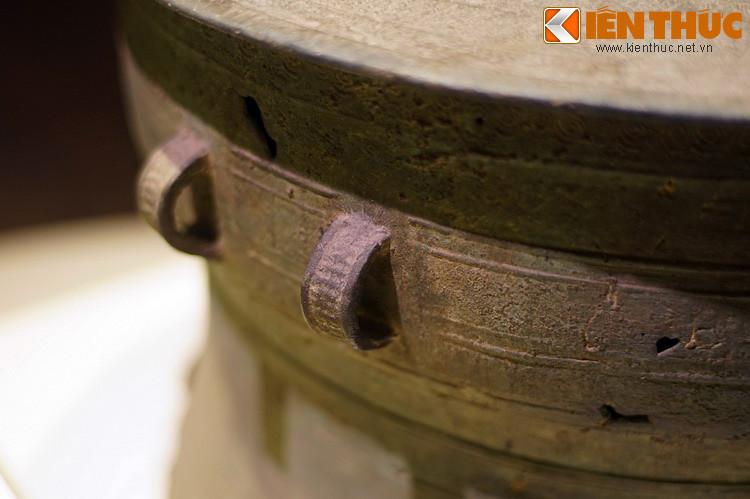 Trống có 4 quai nhỏ, tròn trên phần tang trống. Trang trí trên quai đơn giản hơn so với trống đồng Đông Sơn.