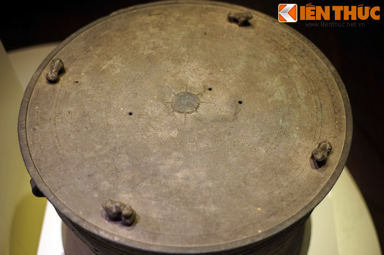 Không chỉ gắn bó với đời sống hàng ngày của người Mường, trống đồng còn là lễ vật được chôn theo người quá cố, một truyền thống tâm linh được kế thừa từ người Việt cổ từ thời Đông Sơn.