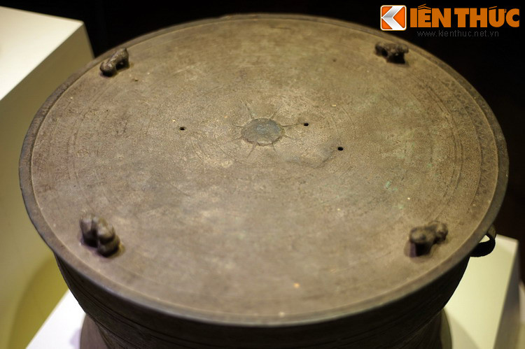 Ngôi sao giữa mặt trống Mường thường có 8 hoặc 12 cánh nhỏ, cánh sao mảnh, không lớn như cánh sao ở trống Heger I.