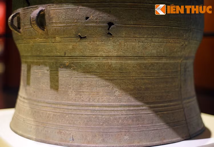 Có niên đại từ thế kỷ 1 đến thế kỷ 17, trống Mường mang nhiều nét khác biệt so với trống đồng Đông Sơn (Heger I). Về cơ bản, trống chia làm ba phần: Tang trống có hình dáng hơi phình và tròn, phần thân và chân đế được ngăn cách bởi một đường gờ nổi.