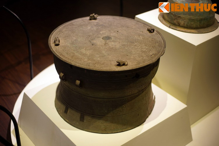 Đối với người Mường, trống đồng là vật phẩm thiêng liêng, biểu trưng cho địa vị của tầng lớp Lang đạo… Ngoài chức năng nhạc khí, trống đồng còn được dùng trong các nghi lễ tôn giáo, lễ hội hay còn cả trong chiến đấu.