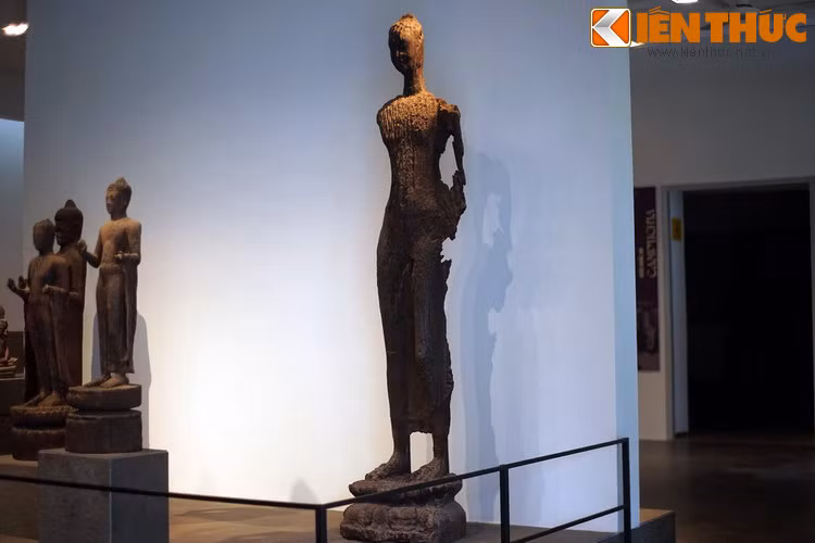 Được trưng bày tại Bảo tàng Lịch sử thành phố Hồ Chí Minh, tượng Phật Sa Đéc là tên gọi của bức tượng phật gỗ cổ bậc nhất từng được phát hiện ở Việt Nam.