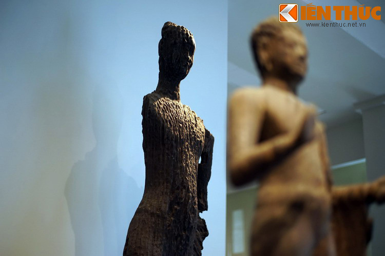 Hai tay tượng đã mất, nhưng theo kiểu mẫu các tượng Phật Óc Eo từng được tìm thấy, có lẽ tượng nguyên bản có hai tay đưa ra phía trước.