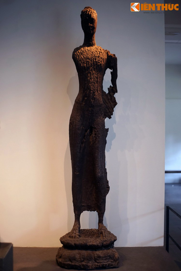 Tượng thuộc nền văn hóa Óc Eo, niên đại thế kỷ 4, được tìm thấy tại một di chỉ khảo cổ ở Sa Đéc, Đồng Tháp. Tượng được làm từ một thân cây gỗ sao nguyên khối, chiều cao 2,68 mét, đường kính bệ 55 cm, trọng lượng 100 kg.