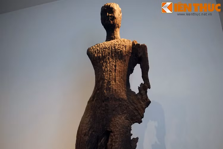 Tồn tại từ thế kỷ 1 - 7 sau Công nguyên, văn hóa Óc Eo là một nền văn hóa lớn ở vùng hạ lưu sông Mekong thời cổ đại. Trong hệ thống di vật của nền văn hóa này, những bức tượng Phật bằng gỗ được đánh giá là hiện vật đặc biệt quan trọng của ngành khảo cổ Việt.