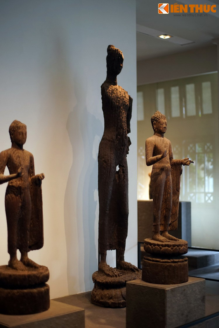 Hình ảnh Đức Phật trong bức tượng hai thiên niên kỷ được thể hiện với dáng đứng thẳng trên tòa sen có hai tầng, dáng thanh mảnh, cổ cao, vai ngang.