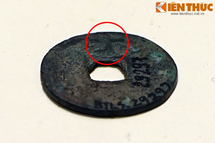 Đặc biệt, mặt sau tiền đúc nổi chữ "Đinh" (丁), là họ của vua, biểu hiện cho ý chí độc lập sau hơn 1.000 năm Bắc thuộc.
