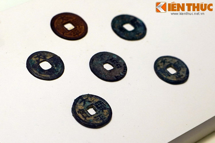 Sau khi lên làm vua, vua Đinh Tiên Hoàng đặt niên hiệu là Thái Bình và cho đúc tiền Thái Bình Hưng Bảo. Đây là đồng tiền duy nhất được phát hành trong thời nhà Đinh,