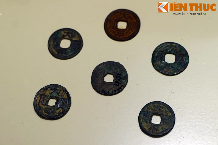 Ngược dòng lịch sử, trong suốt thời Bắc thuộc, người Việt không có đồng tiền riêng để lưu hành. Năm 968, sau khi dẹp xong loạn 12 sứ quân, Đinh Bộ Lĩnh thành lập nhà Đinh và xưng là Đinh Tiên Hoàng Đế để mở đầu một kỷ nguyên độc lập thống nhất cho nước Việt.