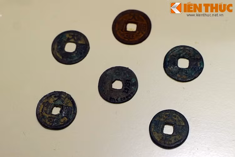 Ngược dòng lịch sử, trong suốt thời Bắc thuộc, người Việt không có đồng tiền riêng để lưu hành. Năm 968, sau khi dẹp xong loạn 12 sứ quân, Đinh Bộ Lĩnh thành lập nhà Đinh và xưng là Đinh Tiên Hoàng Đế để mở đầu một kỷ nguyên độc lập thống nhất cho nước Việt.