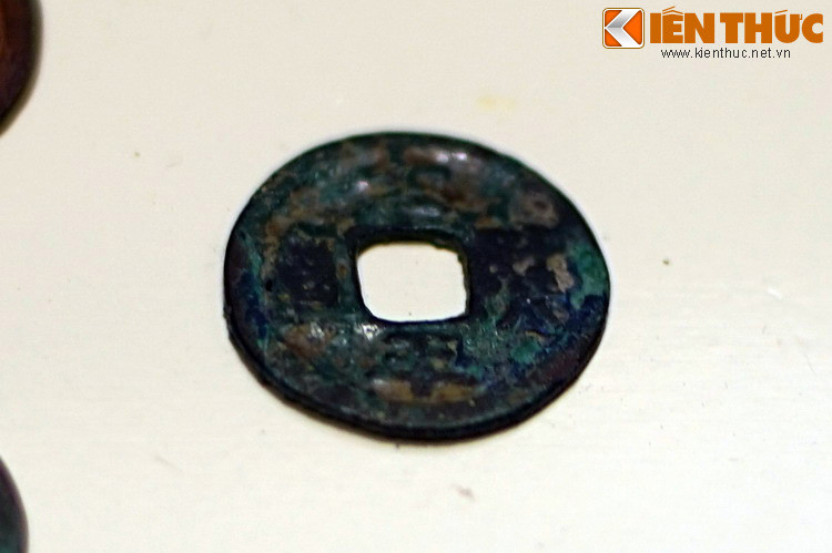 Đây chính là đồng tiền Thái Bình Hưng Bảo, một loại tiền được ban hành vào thời vua Đinh Tiên Hoàng - vị vua sáng lập triều Đinh, triều đại mở đầu chế độ phong kiến tập quyền và thời kỳ tự chủ của dân tộc Việt Nam. Đây cũng là đồng tiền cổ nhất người Việt phát hành.