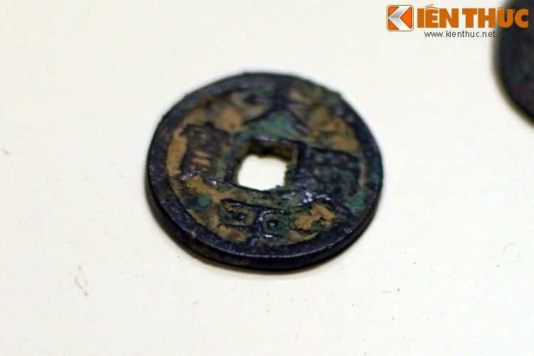 Ra mắt năm 970, tiền được đúc bằng hợp kim đồng, có dạng hình tròn với lỗ vuông ở giữa, theo kiểu mẫu tiền âm-dương truyền thống ở các nước Đông Á thời cổ. Mặt trước của tiền đúc nổi bốn chữ Nho: "Thái Bình Hưng Bảo" (太平興寶).