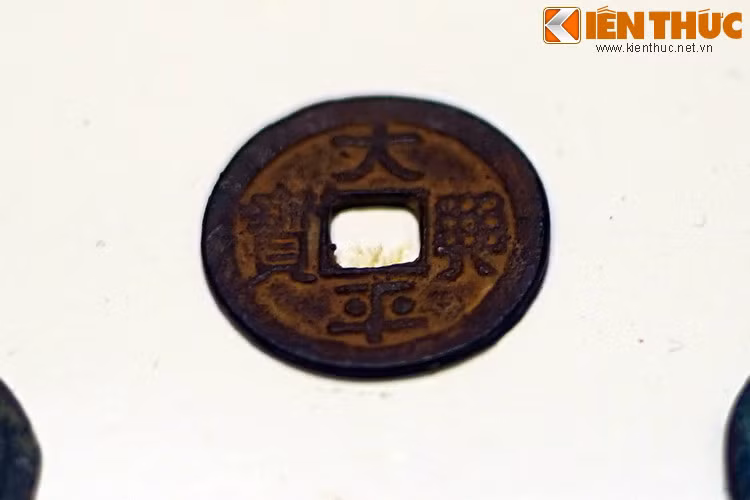 Cái tên "Hưng Bảo" mang thông điệp là "vận nước hưng thịnh, thái bình dài lâu". Đây là một điểm sáng tạo độc đáo trong việc đặt tên đồng tiền của vua Đinh Tiên Hoàng.