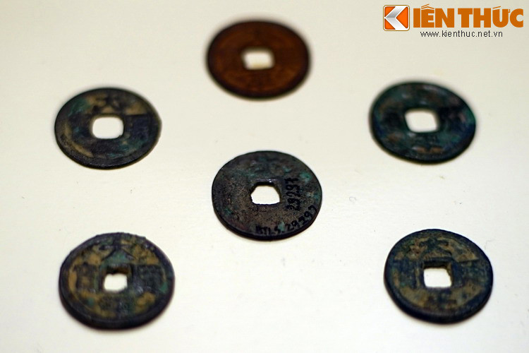 Nhìn thoáng qua, sẽ không ai nghĩ rằng những đồng xu cũ xỉn và có vẻ rất bình thường này lại là những đồng tiền cổ có một không hai, gắn với một giai đoạn đặc biệt trong lịch sử Việt Nam. (Hiện vật của Bảo tàng Lịch sử TP HCM).