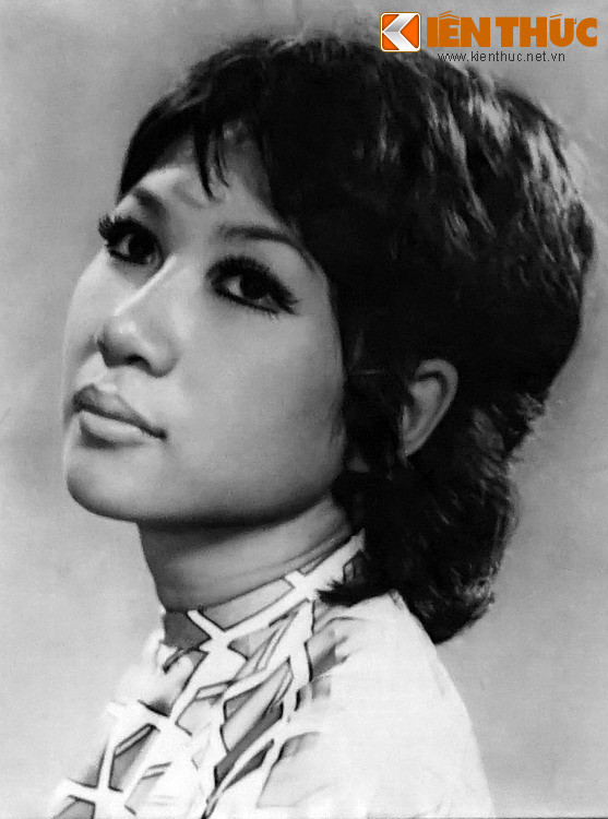 Một thủ thuật được nhiếp ảnh gia Đinh Tiến Mậu chia sẻ khiến nhiều người bất ngờ là việc ông trực tiếp vẽ lông mi các nữ minh tinh cho đậm hơn, khiến đôi mắt nhân vật khi vào ảnh trở nên có hồn và quyến rũ. Ảnh: Ca sĩ Lệ Thu.