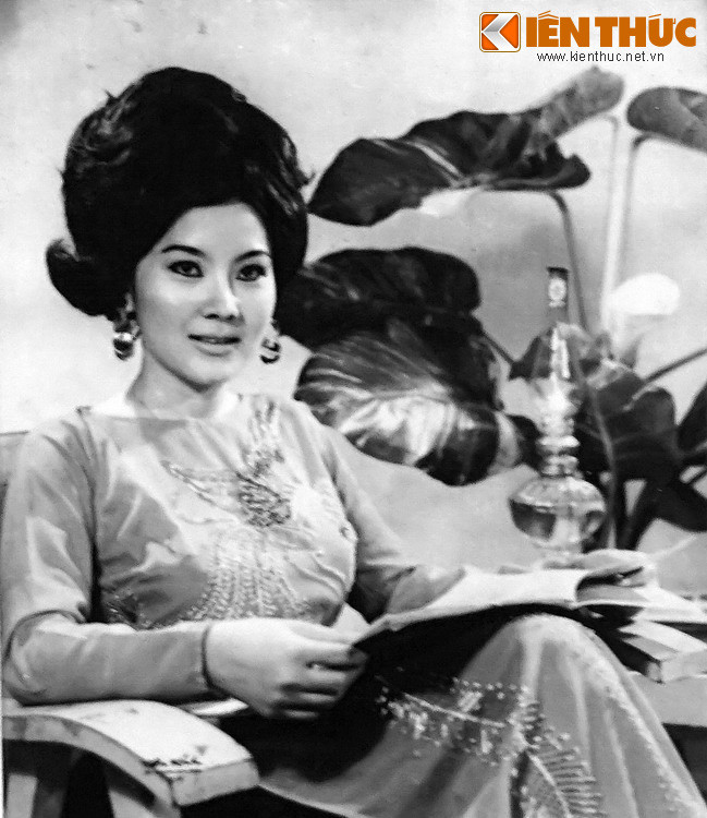 Chân dung diễn viên điện ảnh Mộng Tuyền, một trong những bức ảnh được biết đến nhiều nhất của nhiếp ảnh gia Đinh Tiến Mậu. Cái duyên của nhiếp ảnh gia kỳ cựu với các người đẹp nảy nở năm 1966, khi ông chụp loạt ảnh các nghệ sĩ cho Báo Phụ Nữ Ngày Mai.