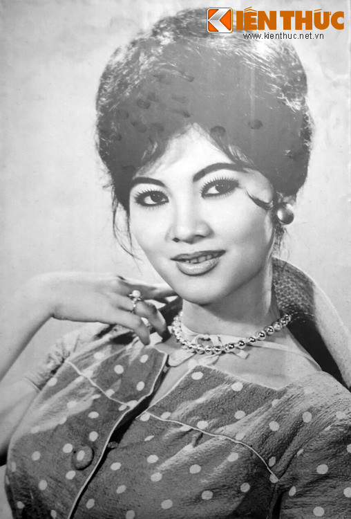 Nghệ sĩ Thẩm Thúy Hằng qua ống kính nhiếp ảnh gia Đinh Tiến Mậu (1935-2020), ảnh chụp lại từ Bảo tàng Nhiếp ảnh Lai Xá (Hoài Đức, Hà Nội). Ông Đinh Tiến Mậu là nhiếp ảnh gia nổi tiếng chuyên chụp chân dung các nữ minh tinh Việt ở Sài Gòn trước 1975.