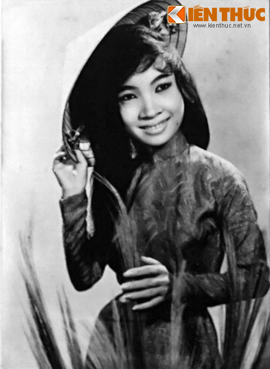 Ông chia sẻ bí quyết chụp: "Nhiếp ảnh gia phải quan sát kỹ gương mặt của nghệ sĩ. Có những nghệ sĩ mặt oval, có người mặt vuông, mặt tròn. Mình phải chọn ánh sáng, góc chụp đẹp nhất, người mặt vuông thì dùng mái tóc che đi, chọn dáng ngồi hợp với vóc dáng của họ". Ảnh: Ca sĩ Thanh Thúy.