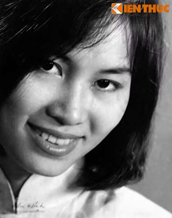 "...Mở 4 tiệm thì mới đứng vững. Mỗi lần mở một tiệm mới lấy một tên khác. Tôi làm ảnh 6 năm ở Chợ Lớn. Mở tiệm King's Photo ở 45 Ngô Quyền. Hiệu cuối cùng tôi lấy tên là Viễn Kính, ở 277 Nguyễn Đình Chiểu...". Ảnh: Ca sĩ Hà Thanh.