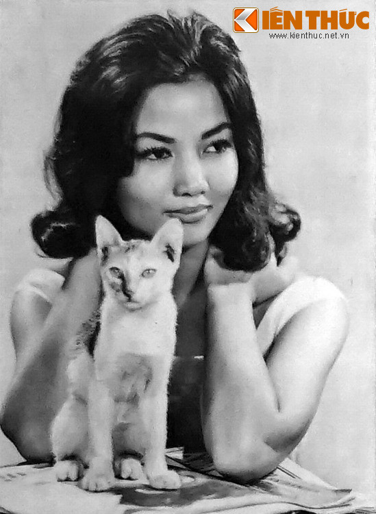 Năm 1967, tên tuổi Đinh Tiến Mậu được cả Sài Gòn biết đến qua loạt ảnh táo bạo với các nữ minh tinh mặc áo tắm, có sự góp mặt của Thẩm Thúy Hằng, Bạch Tuyết, Kim Tuyền... Ảnh: Diễn viên Kiều Chinh.