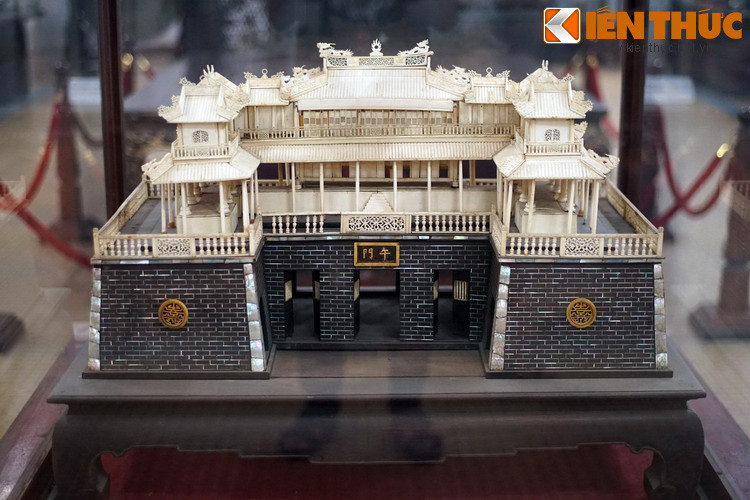  Mô hình Ngọ Môn bằng ngà và gỗ cẩn xà cừ được chế tác vào thời nhà Nguyễn là một hiện vật lịch sử đặc sắc được bảo quản và trưng bày tại Bảo tàng Lịch sử TP HCM.