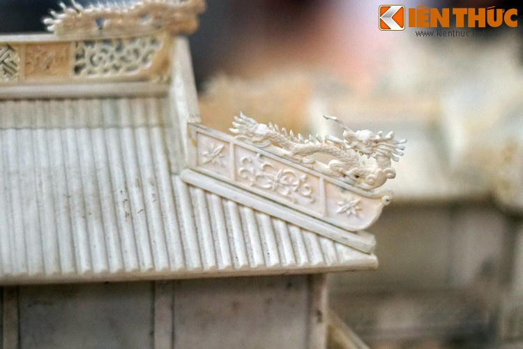 Cận cảnh hình tượng rồng trang trí góc mái.