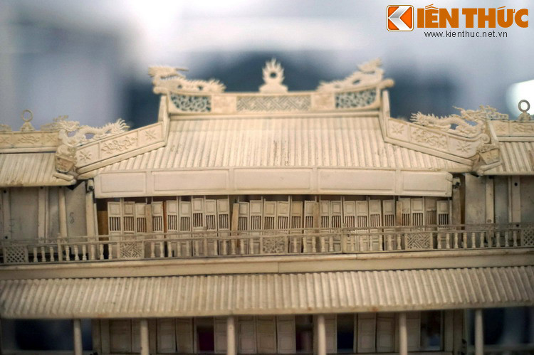 Từng chi tiết nhỏ nhất như mỗi cánh cửa, họa tiết trang trí trên mái, lan can... được chạm khắc tỉ mỉ, giống với công trình nguyên mẫu nhất ở mức có thể.