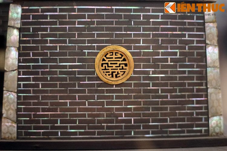 Mô hình được chia làm hai phần, phần nền đài phía dưới có tường làm bằng gỗ cẩn xà cừ, các ô cửa làm bằng ngà.