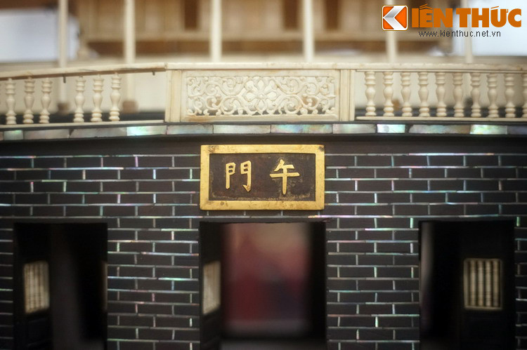 Công trình có hệ thống nền đài cao gần 5 mét, xây trên mặt bằng chữ U. Ở phần giữa của nền đài trổ ba lối đi, trong đó ở giữa là lối dành cho vua, hai bên tả, hữu dành cho các quan văn võ theo hầu. Ngoài ra hai cánh của nền đài có hai cửa dành cho lính tráng và voi ngựa đi.