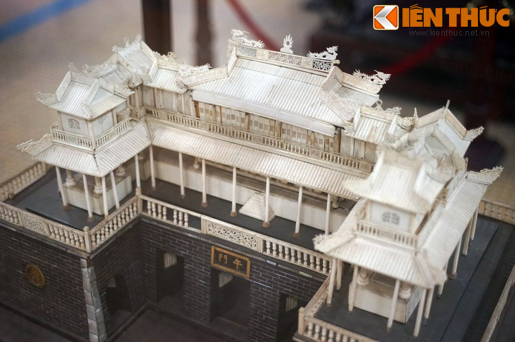 Phần lầu phía trên được làm từ hàng trăm chi tiết bằng ngà, ghép vào nhau với sự chính xác tuyệt đối.