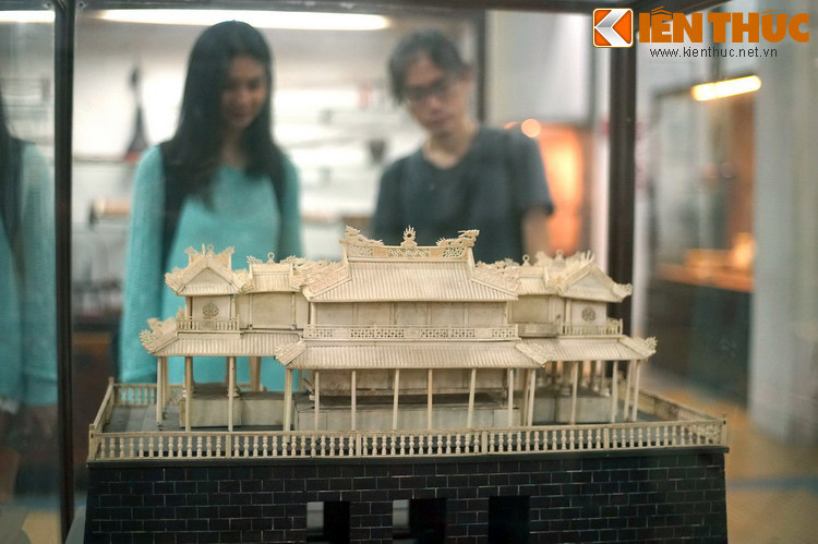 Ngược dòng thời gian, Ngọ Môn được xây năm 1833 khi vua Minh Mạng cho quy hoạch lại mặt bằng và hoàn chỉnh hóa tổng thể kiến trúc Hoàng thành.