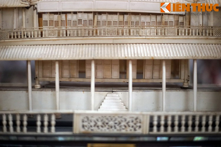 Phía trên Ngọ Môn là lầu Ngũ Phụng. Phần này gồm có hai tầng với chín bộ mái lợp ngói hoàng lưu ly và thanh lưu ly, nằm trên nền cao 1,14 mét.