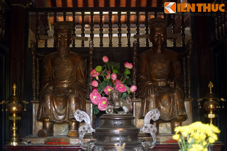 Ban thờ của đền là nơi thờ hai vị quan Tổng đốc thành Hà Nội: Nguyễn Tri Phương và Hoàng Diệu. Cả hai ngài đã tuẫn tiết vì không giữ được thành trước sức công phá của quân đội Pháp trong hai lần đánh thành Hà Nội năm 1873 và 1882.