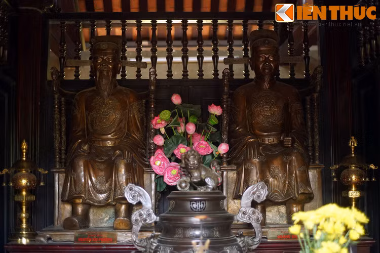 Ban thờ của đền là nơi thờ hai vị quan Tổng đốc thành Hà Nội: Nguyễn Tri Phương và Hoàng Diệu. Cả hai ngài đã tuẫn tiết vì không giữ được thành trước sức công phá của quân đội Pháp trong hai lần đánh thành Hà Nội năm 1873 và 1882.