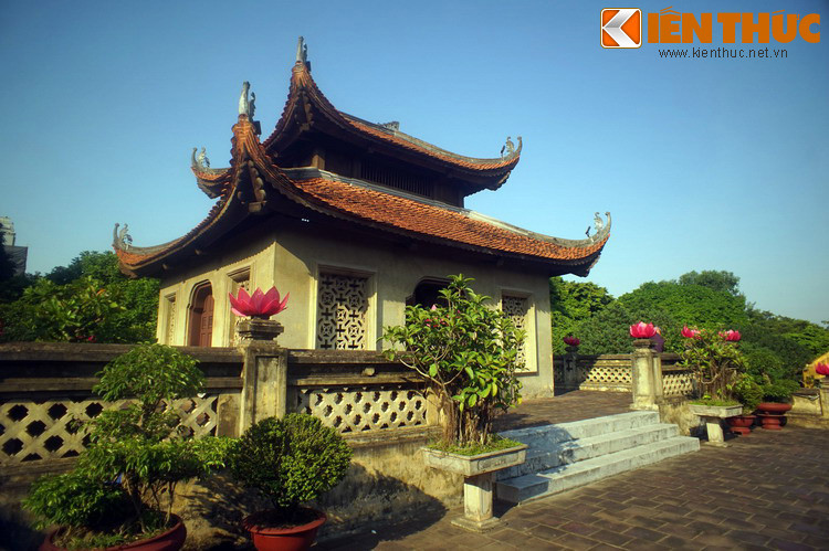 Ngôi đền được dựng vào những năm 2000 trên cơ sở tham khảo kiến trúc của Cửa Bắc xưa. Về tổng quan, công trình có tường bao bằng gạch - bê tông, bên trong là bộ khung gỗ xây theo lối chồng diêm 8 mái, trổ cửa ra bốn hướng.