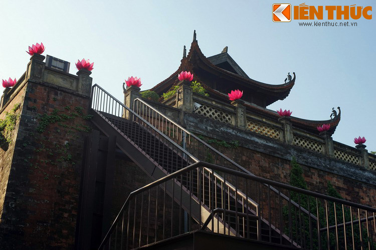 Ngược dòng thời gian, đêm ngày 19 rạng sáng ngày 20/11/1873, Francis Garnier chỉ huy quân Pháp đánh úp thành Hà Nội. Đích thân Tổng đốc Nguyễn Tri Phương đứng trên tháp canh để đốc thúc binh sĩ chống trả dù đã bị bắn trọng thương. Ông bị quân Pháp bắt sau khi thành thất thủ.