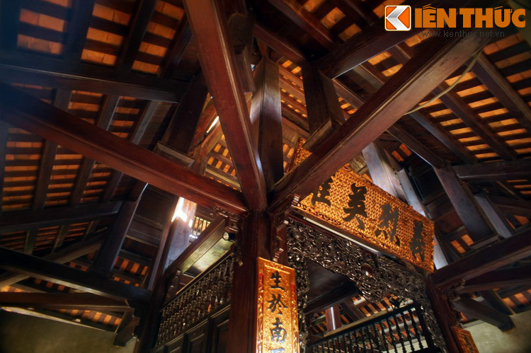 Các cấu trúc gỗ của đền được những người thợ mộc kỳ cựu thực hiện nghiêm cẩn theo phương thức xây dựng đền, chùa truyền thống của người Việt.