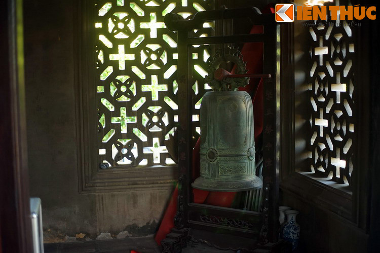 Hai bên đền thờ có giá chuông và giá trống.