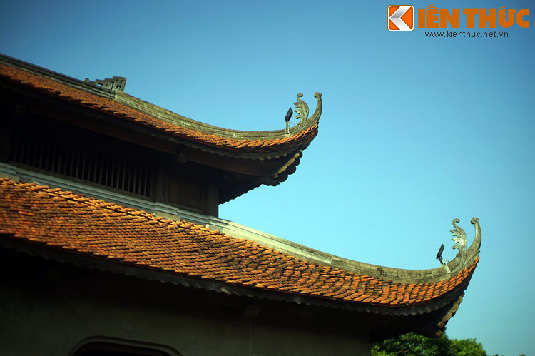 Mái đền lợp ngói ta với các đầu đao cong vút.