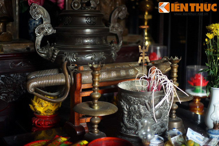 Nhiều đồ thờ tự của đền làm bằng đồng, được chế tác tinh xảo, nổi bật là hai thanh gươm tượng trưng cho khí phách của hai vị quan Tổng đốc.