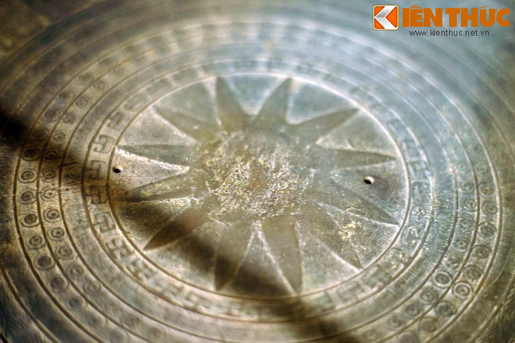 Theo GS.TSKH Lưu Trần Tiêu trong bài viết Trống đồng Việt Nam, trống đồng loại IV Heger phân bố trên một phạm vi rất rộng, có đến vài chục tộc người sử dụng, kể cả một số tộc người ở phía Bắc như người Hán, Mông Cổ… Niên đại của loại trống này được xác định vào thiên niên kỷ II sau Công nguyên, nghĩa là từ thế kỷ X cho đến thời gian gần đây. Điều thú vị là nhiều trống loại này được tìm thấy trong các cuộc khai quật khảo cổ, đặc biệt là có minh văn trên trống nên có thể theo dõi được tiến trình phát triển của trống loại IV Heger theo từng thế kỷ .